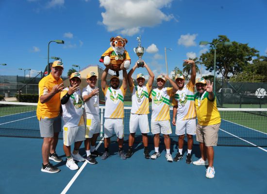 Equipo de Tenis de la Interamericana alzando un trofeo